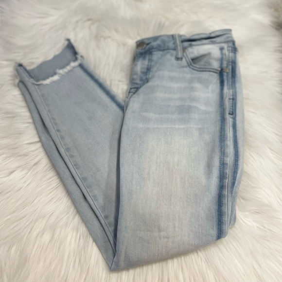 Elan | Light Wash Frayed Hem Distressed Jeans JES2093 | Size Medium - Picture 4 of 13